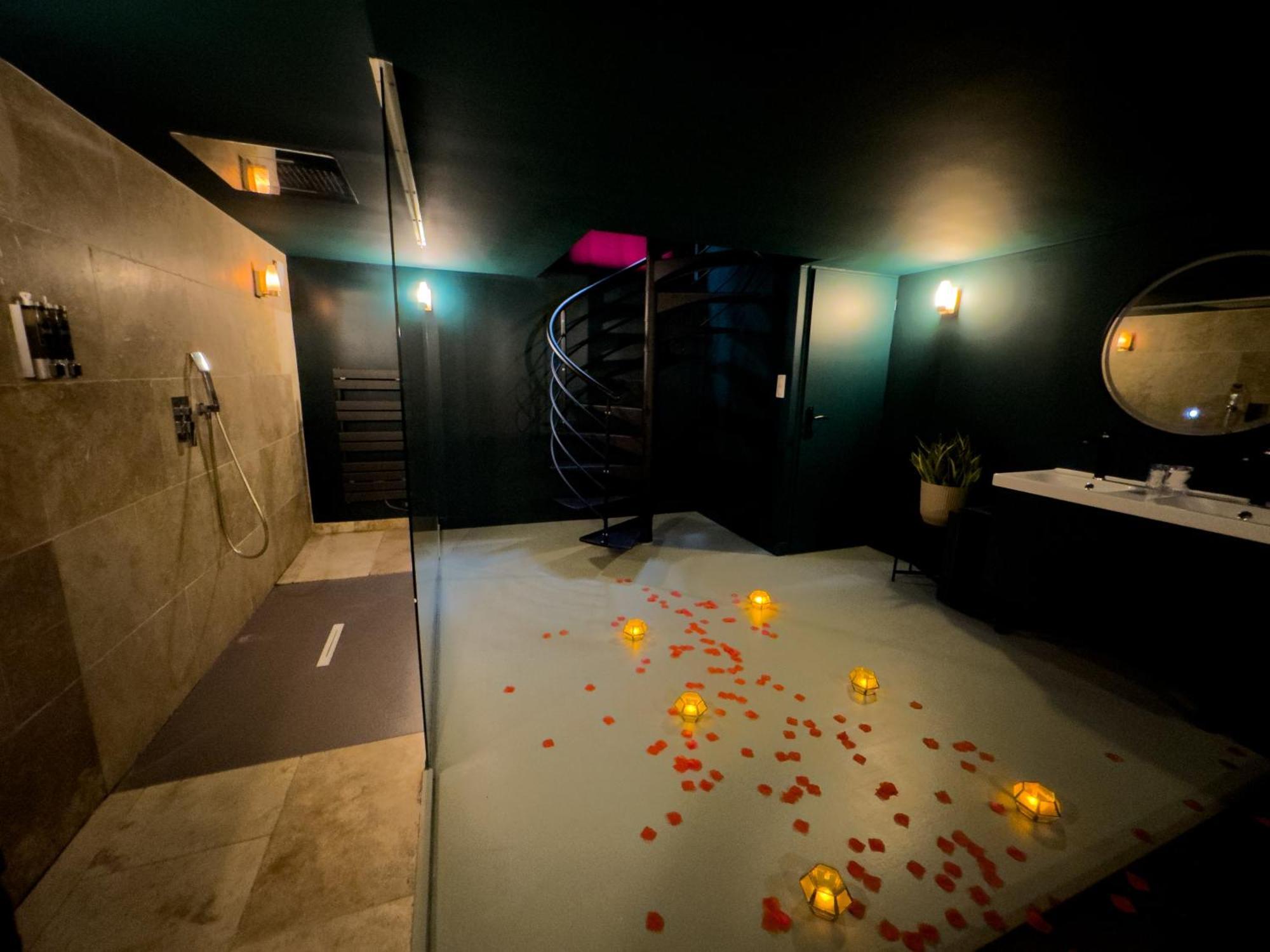 בורדו Mieuxqualhotel Jacuzzi Privatif Velvet Desire מראה חיצוני תמונה