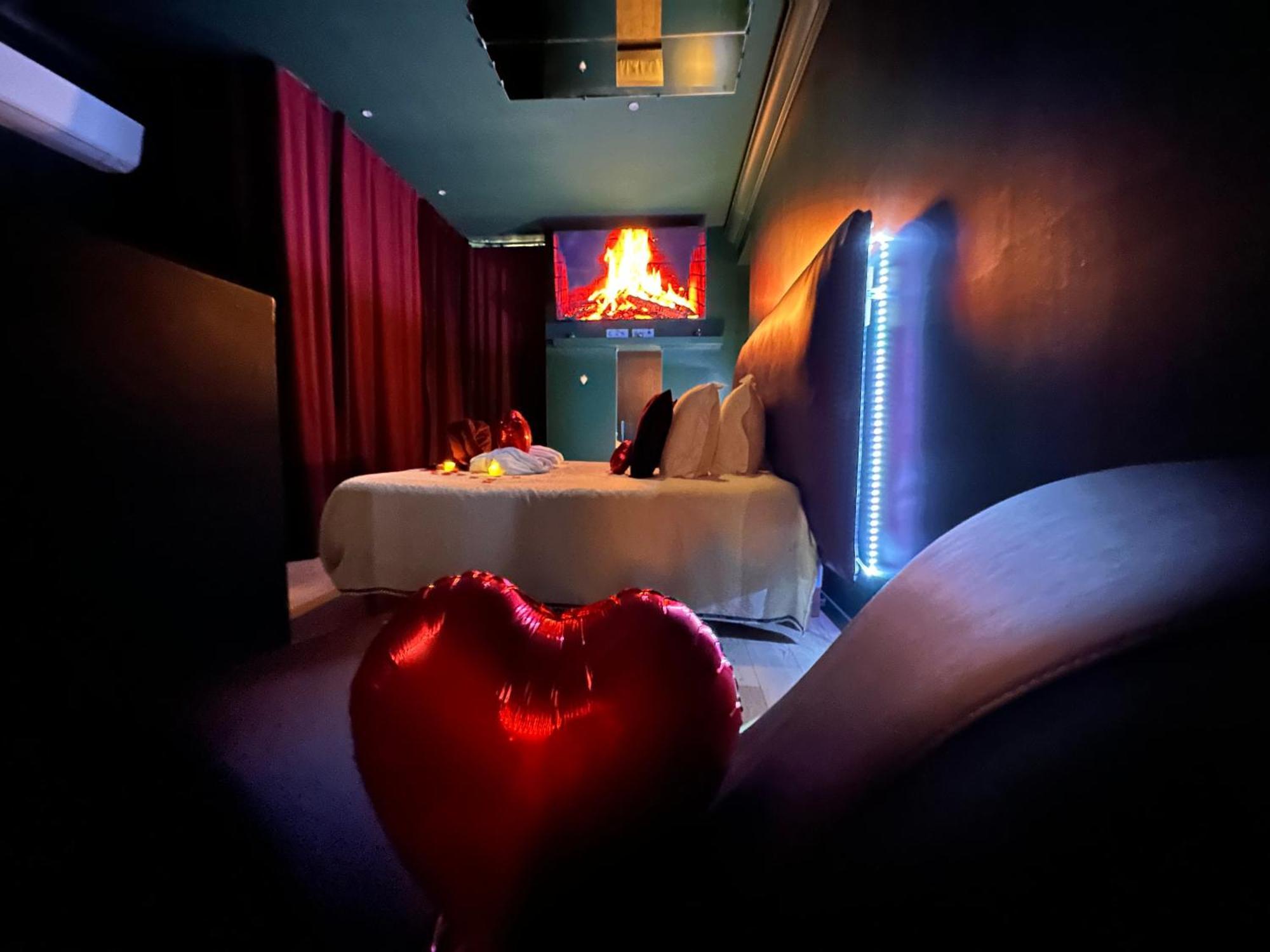 בורדו Mieuxqualhotel Jacuzzi Privatif Velvet Desire מראה חיצוני תמונה