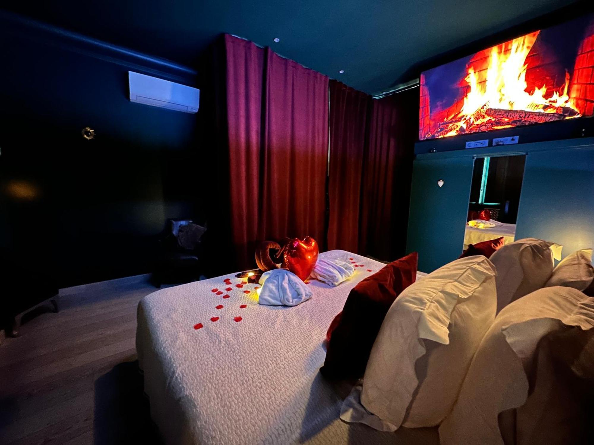 בורדו Mieuxqualhotel Jacuzzi Privatif Velvet Desire מראה חיצוני תמונה